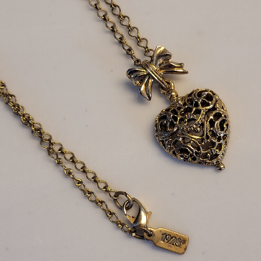 1928 Filigree Heart & Ribbon Pendant Gold-tone Chain Vintage Styled Necklace - Picture 8 of 13